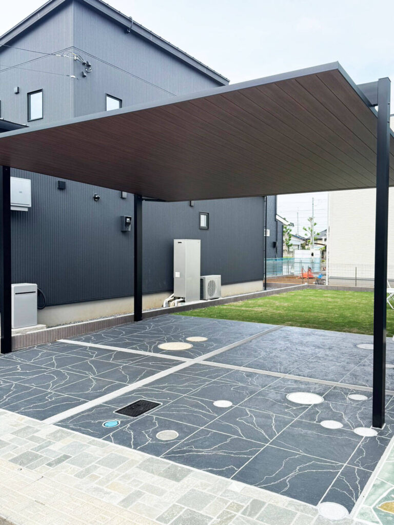 大きなフラット型のカーポート