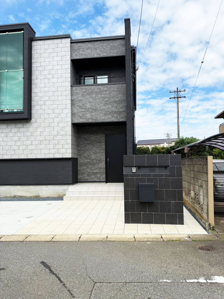 建物の雰囲気とマッチしたレンガ調のブラックな門袖