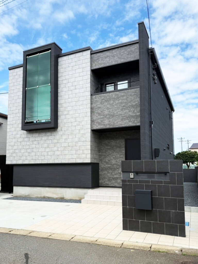 建物の雰囲気とマッチしたレンガ調のブラックな門袖