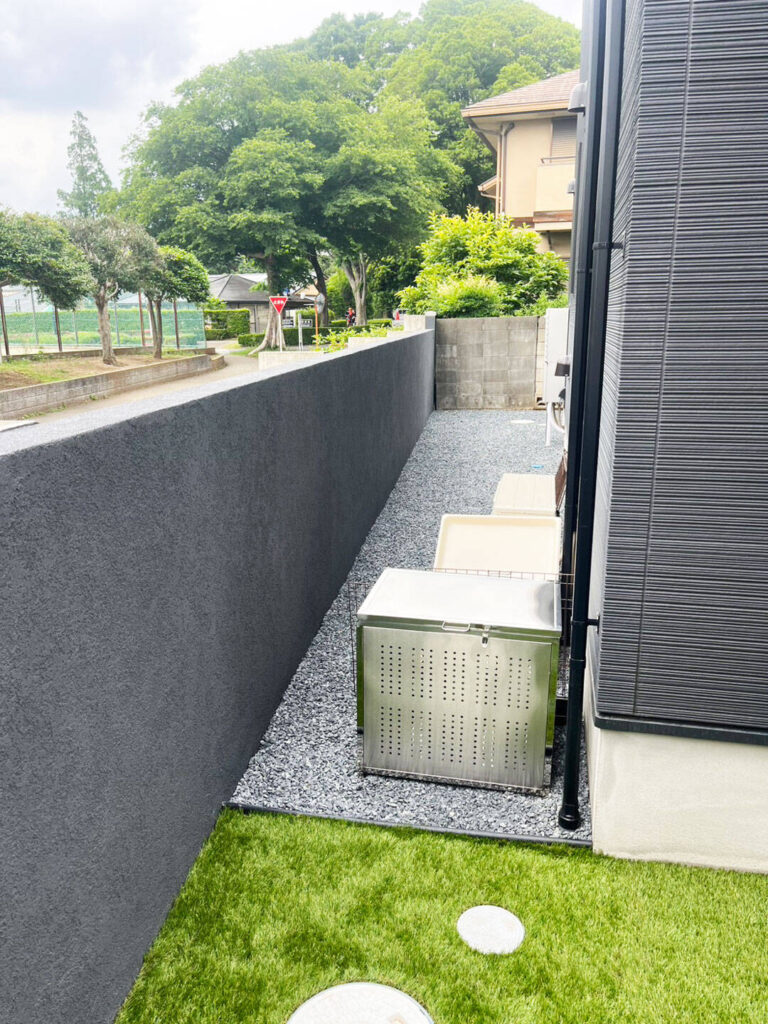 モダンな建物とマッチするグレーの塀