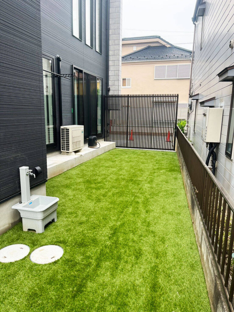 お庭のプライバシー保護にブラックのスクリーンフェンス