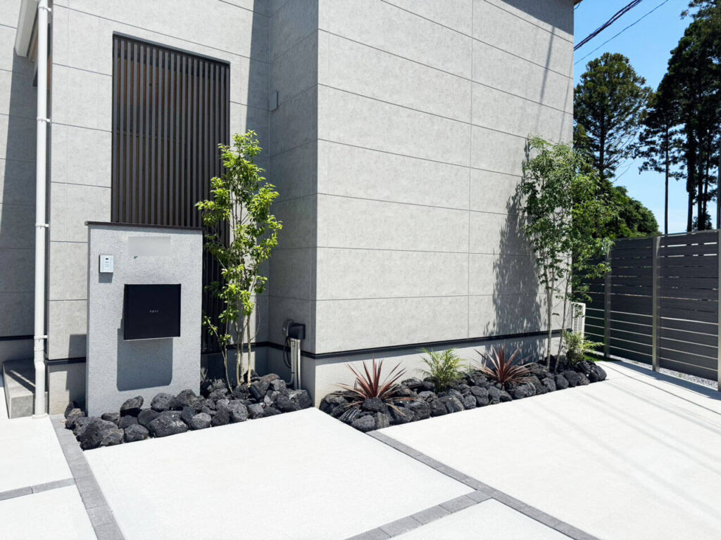 門袖と建物の周りはおしゃれなロックガーデン