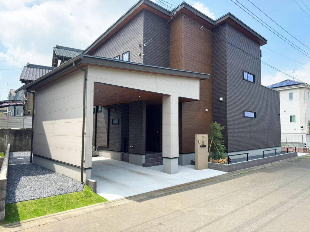 素材の質感と色味で魅せる上質なモダン外構