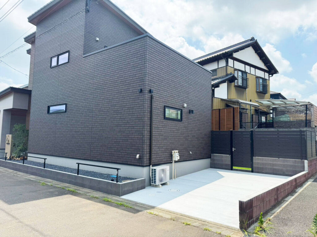 素材の質感と色味で魅せる上質なモダン外構