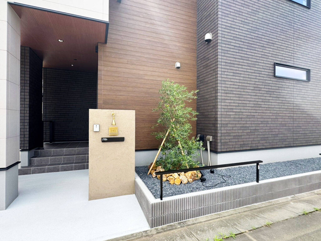 素材の質感と色味で魅せる上質なモダン外構