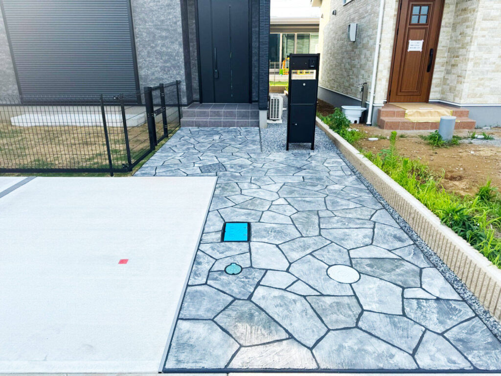 乱形石調のアプローチと機能門柱