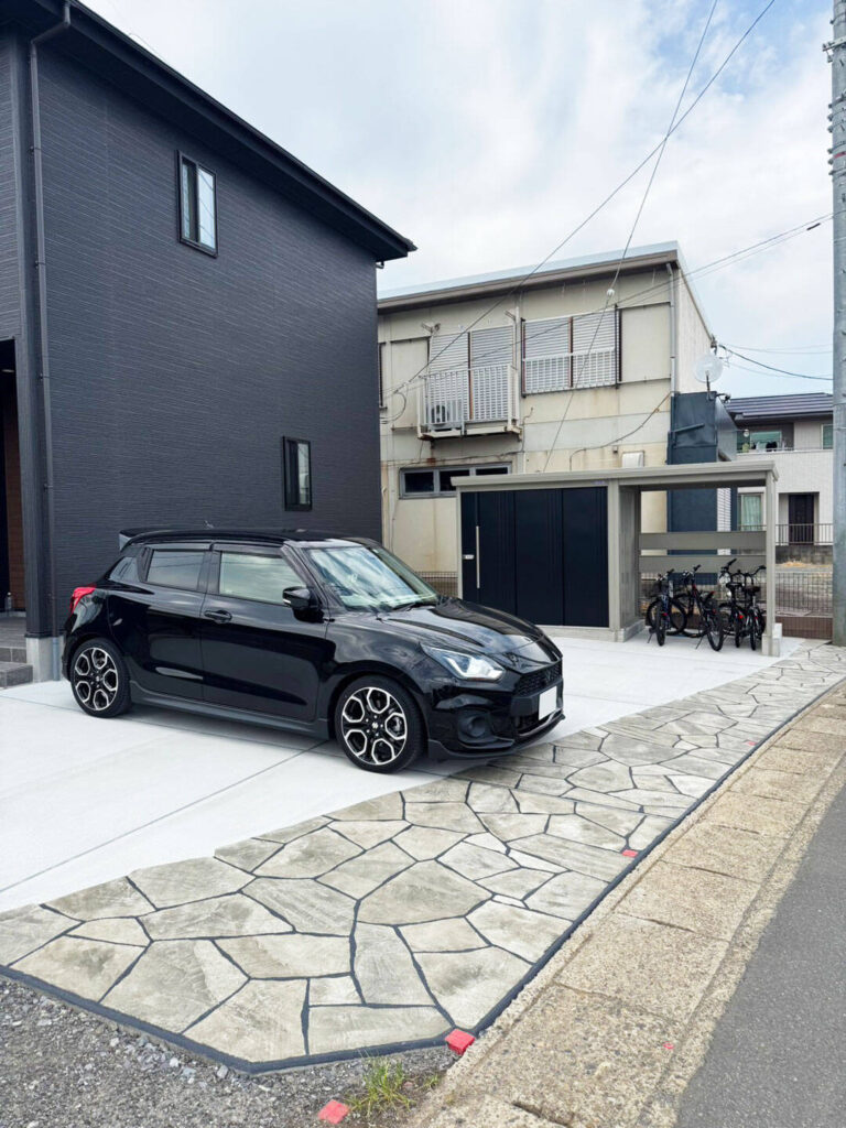 乱形デザインのコンクリートがアクセントの駐車スペース