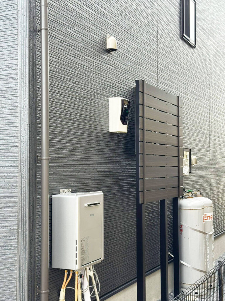 電気メーターの目隠しフェンス