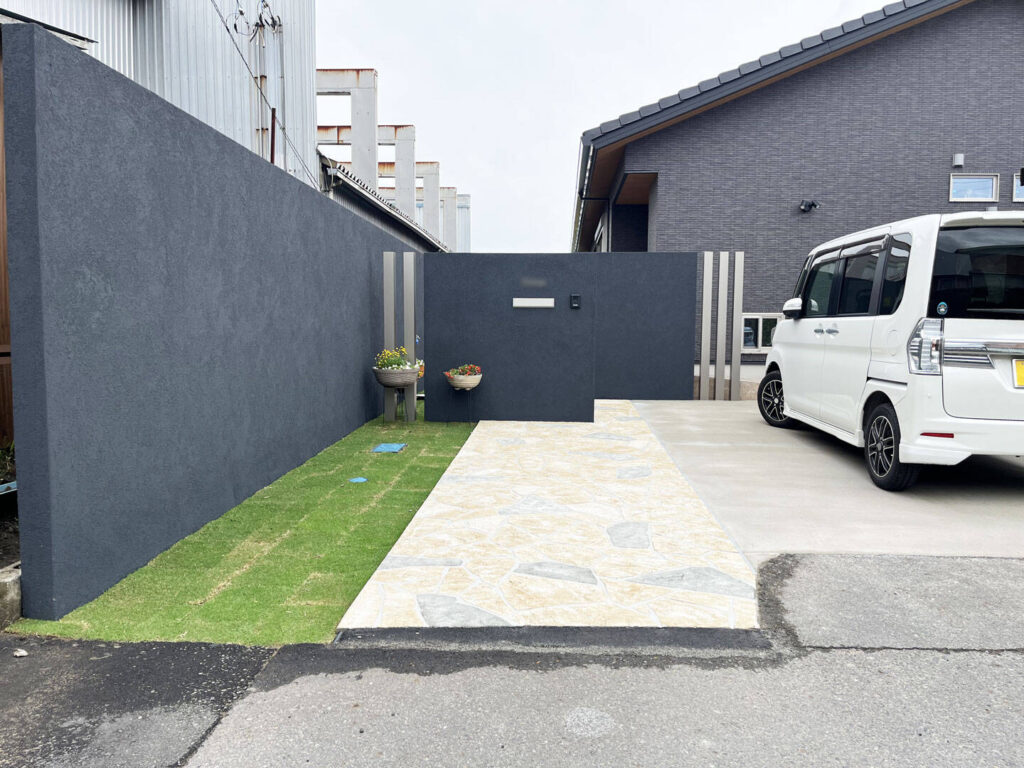 門袖を重ねて配置し、圧迫感なく玄関まわりを目隠し