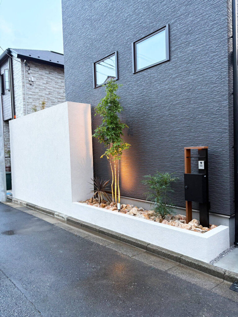 ロックガーデンと照明で魅せる外構