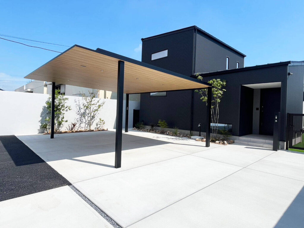 黒×白のミニマルな建築に調和した外構デザイン