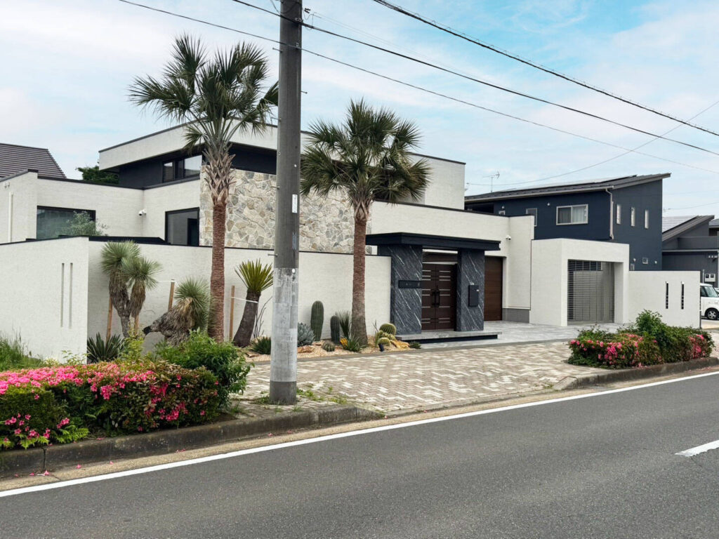 高級感を生み出す天然石調門柱と直線美が際立つホワイトモダンのグランドアートウォール