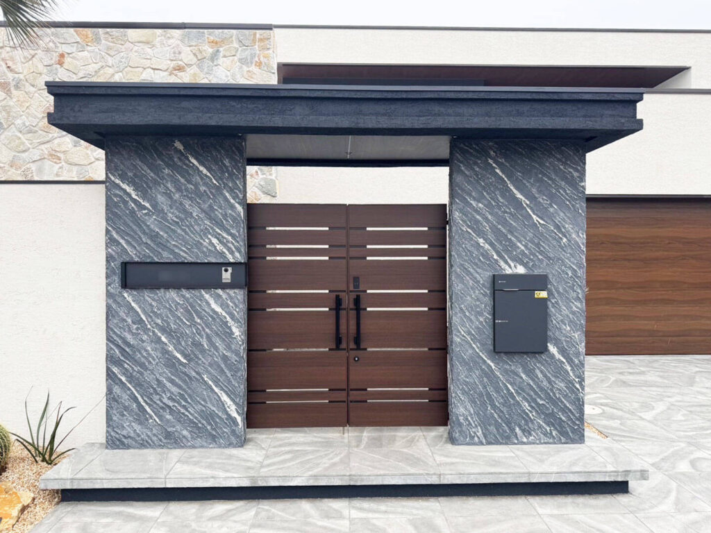 高級感を生み出すブラック×ブラウンの天然石調風門柱