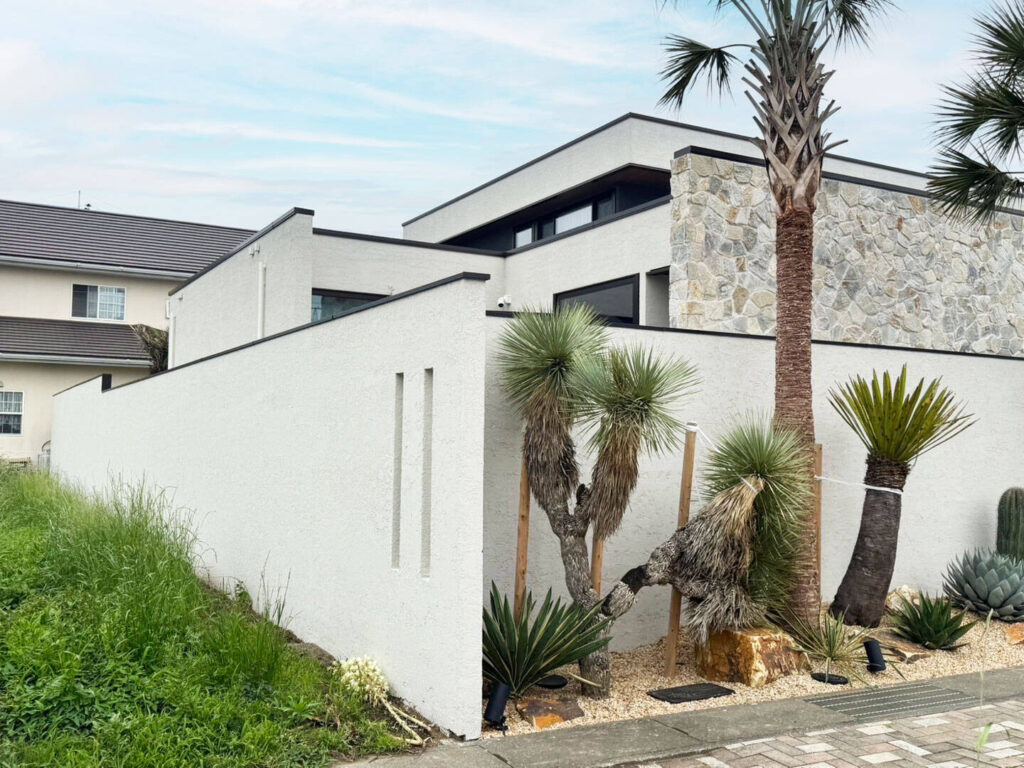 南国リゾートを思わせるロックガーデンとマットなホワイト仕上げのグランドアートウォール