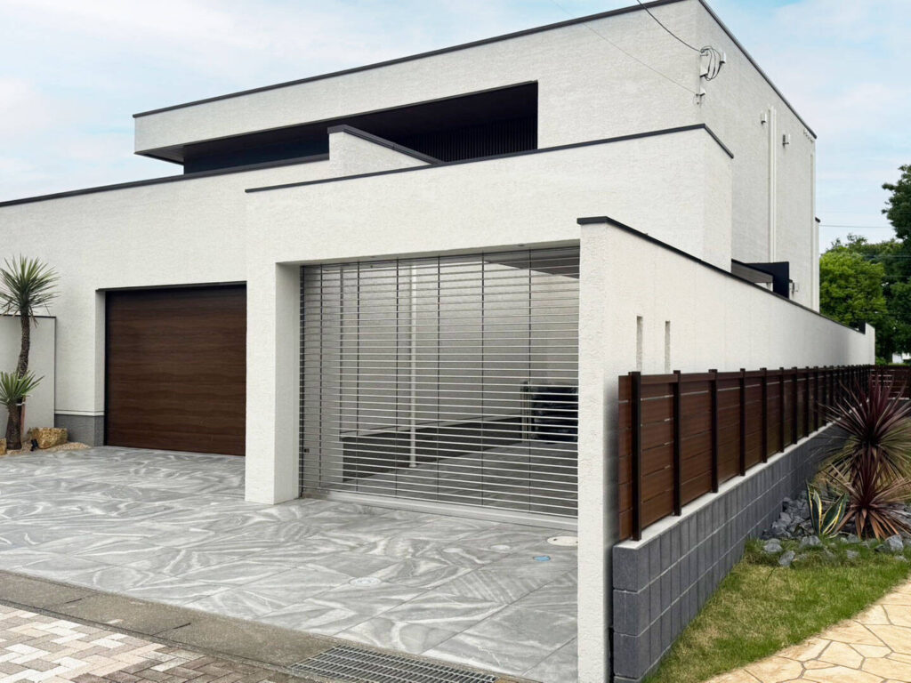 高さのあるグランドアートウォールとシャッターゲート