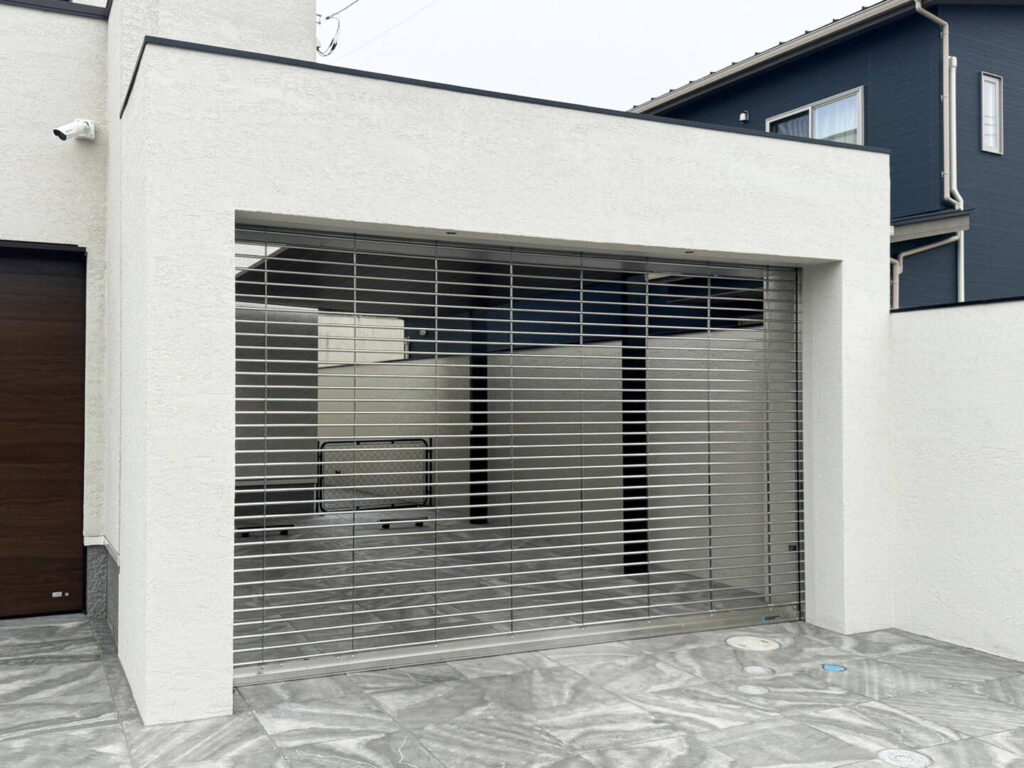 高さのあるグランドアートウォールとシャッターゲート