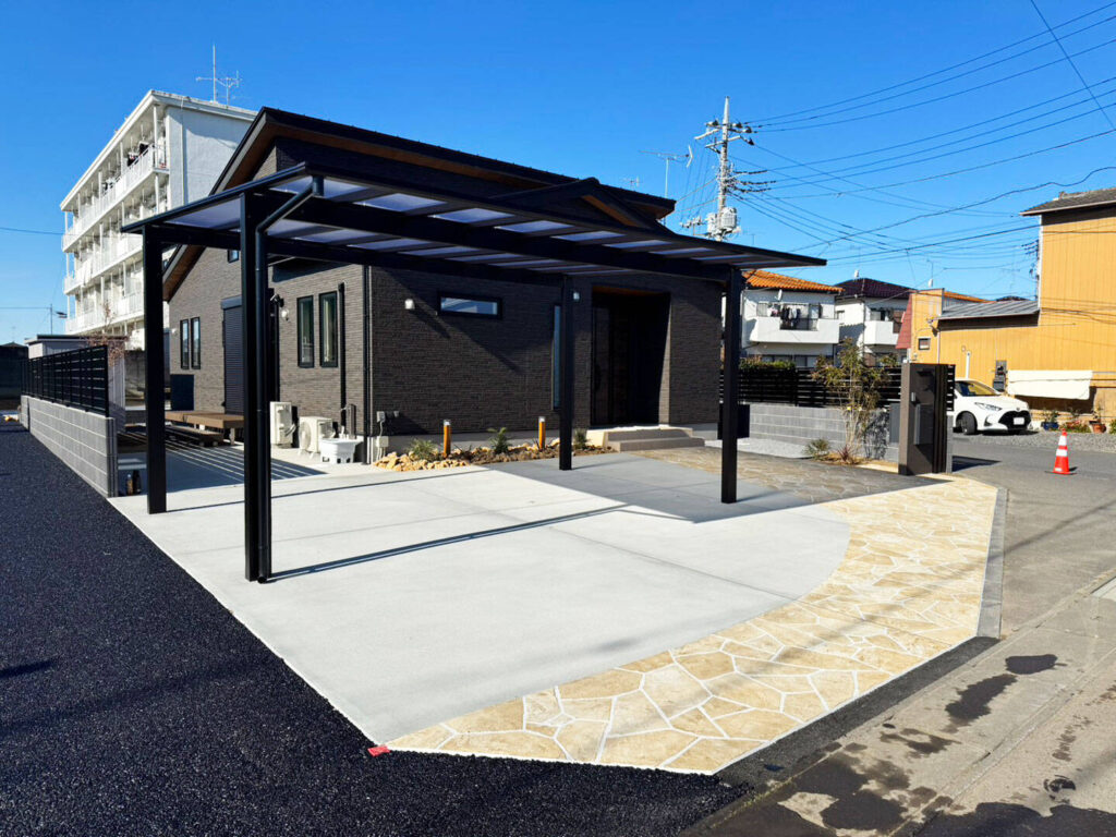 カーポートを設置した駐車場と乱形石アプローチ