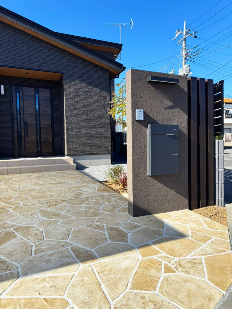 モダンでシンプルな門柱