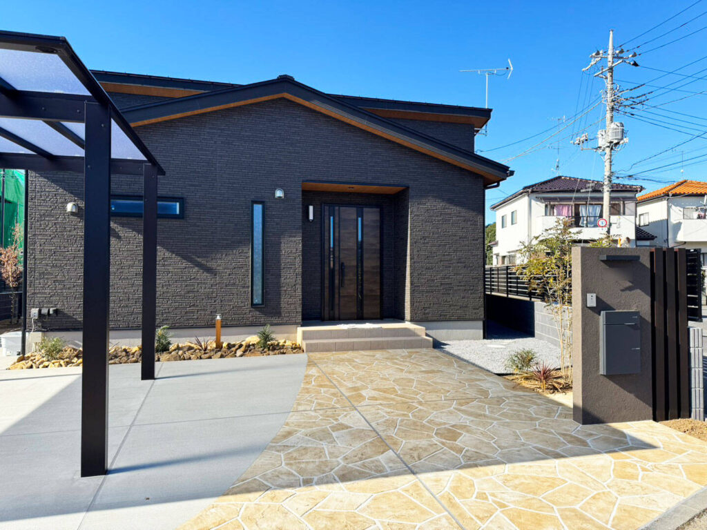 乱形石アプローチが温かみのアクセント