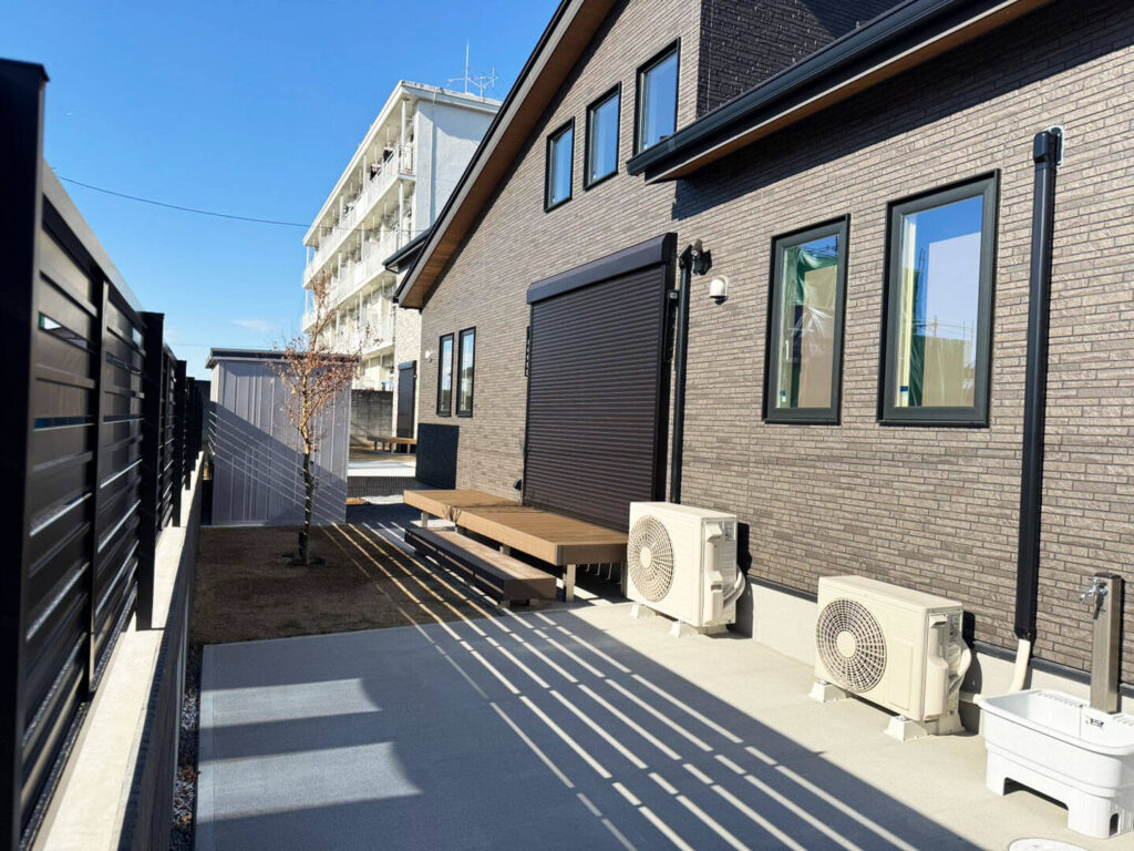 上り下りが楽なウッドデッキ