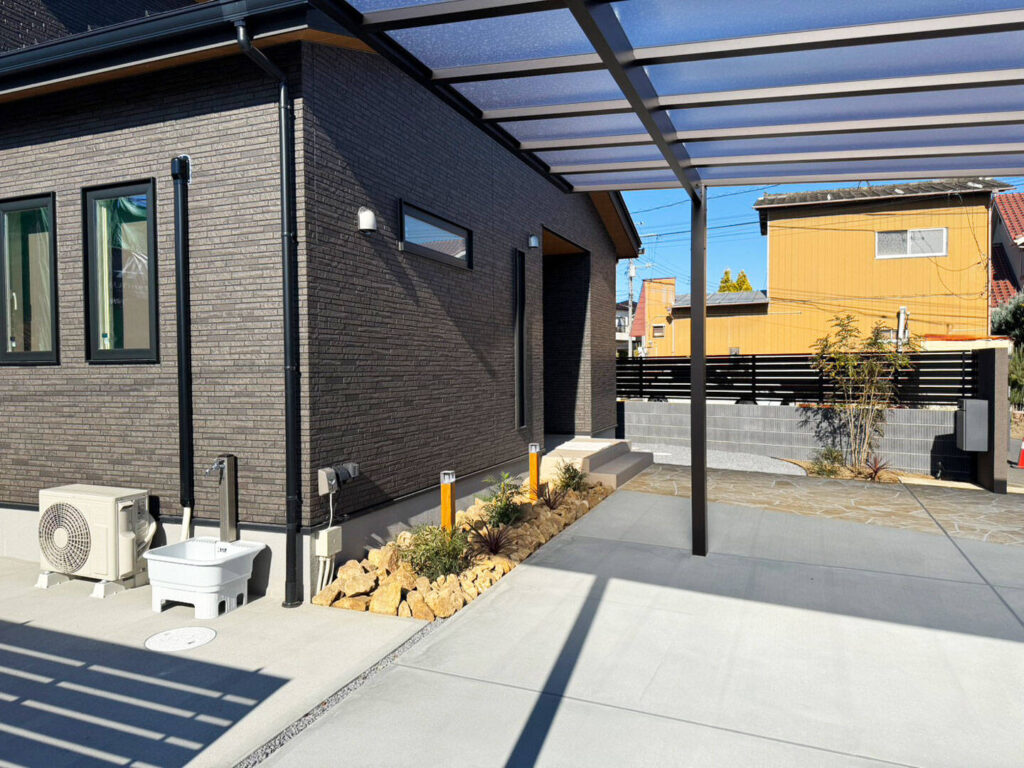 ロックガーデンと照明で夜間もおしゃれにライトアップ