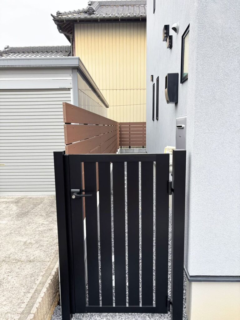 勝手口、犬走りに設置されたブラックの門扉